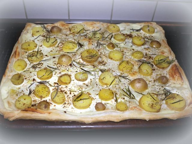 Kartoffelpizza Kartoffelflammkuchen mit Rosmarin und Meersalz1