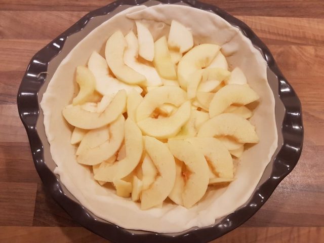 Apfel Pie mit Pudding aus der Pieform3