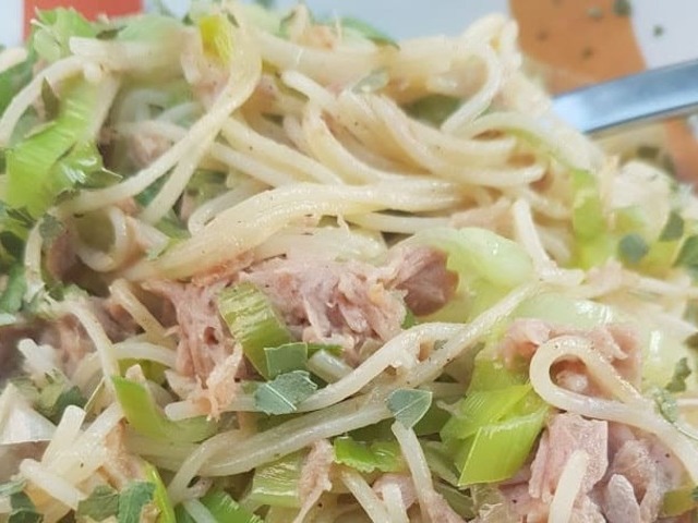 Spaghetti mit Thunfisch, Lauch und Knoblauch
