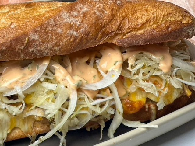 Croque Thunfisch mit Knobisauce und Kraut